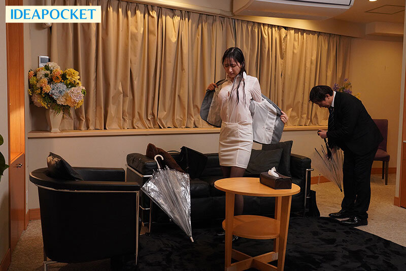 出張先が記録的豪雨で童貞部下と突然相部屋に…雨で濡れた身体に興奮した部下に襲われ朝まで9発のびしょ濡れ絶倫性交 役野満里奈のサンプル画像2