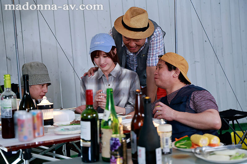 Gカップ美女、マドンナ移籍第一弾!! 町内キャンプNTR テントの中で何度も中出しされた妻の衝撃的浮気映像 藤森里穂のサンプル画像2