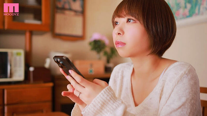 乳首びんびん巨乳妻 ボロ独身寮でガニ股オーガズム 宍戸里帆のサンプル画像1