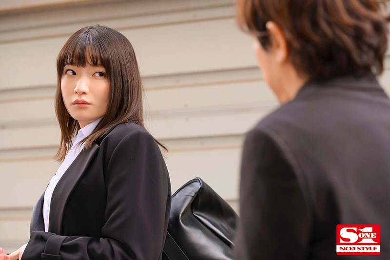 Jカップ美人上司がポツンと一軒宿で大嫌いなポンコツ部下と相部屋に… まさかの夜は立場逆転!絶倫チ●ポに一晩中「ひぃひぃ」イカされ続けるなんて… 鷲尾めいのサンプル画像1