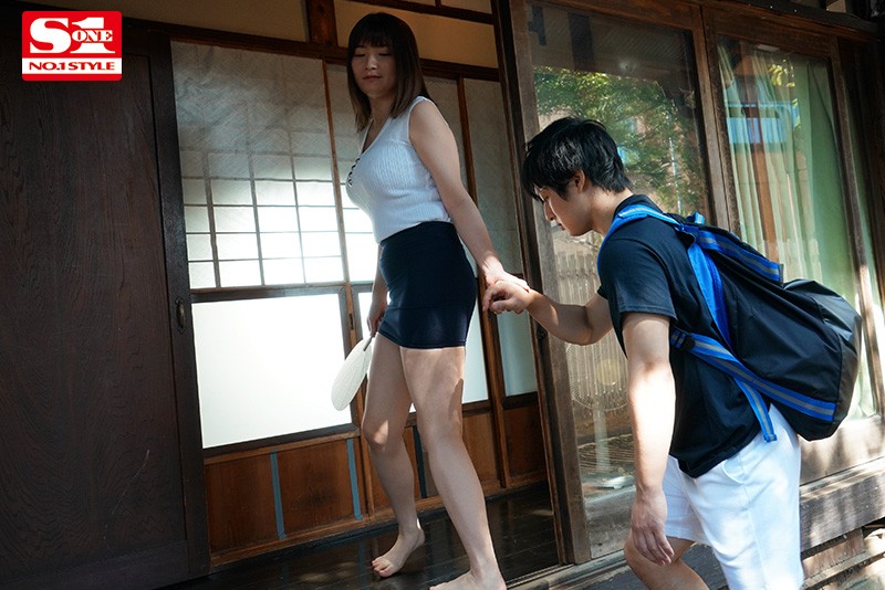 ど田舎の夏はヤルことがなくて隣の巨乳奥さんの誘惑に乗っかり毎日じっとり汗だく交尾 鷲尾めいのサンプル画像2